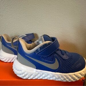 Nike Revolution 5